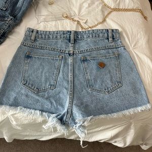 ABRAND High waisted relaxed shorts in size AU9